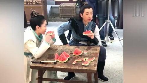 女的吃瓜现场视频,女性吃瓜狂欢，欢乐瞬间尽收眼底