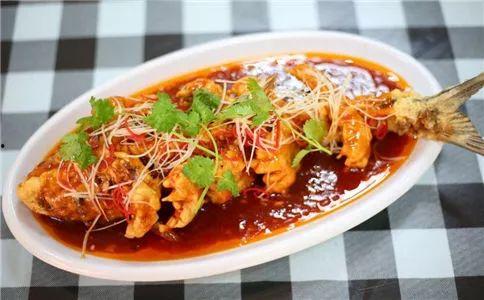 鱼仔扒门缝吃瓜,揭秘吃瓜背后的趣味瞬间