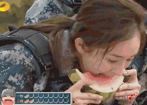 男子吃瓜群众摔倒